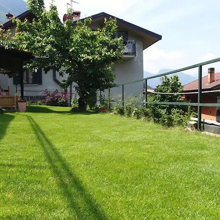 Semesterbostad Mella House Garden Relax *