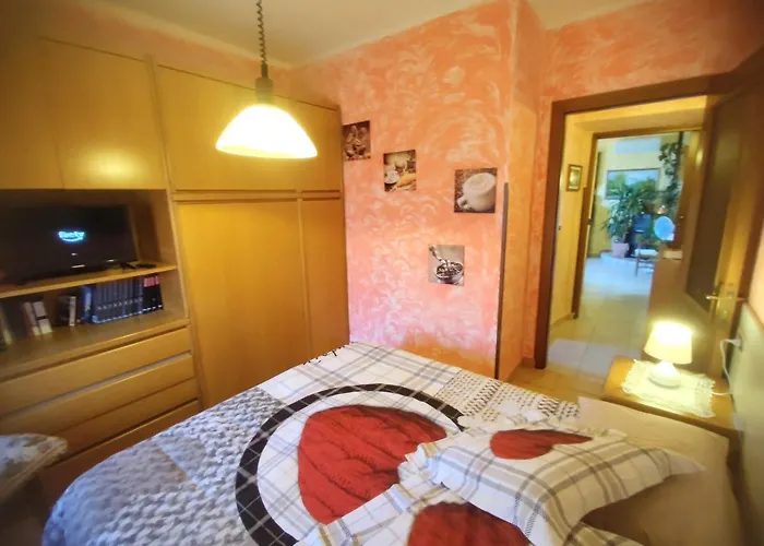 Semesterbostad Mella House Garden Relax Lezzeno