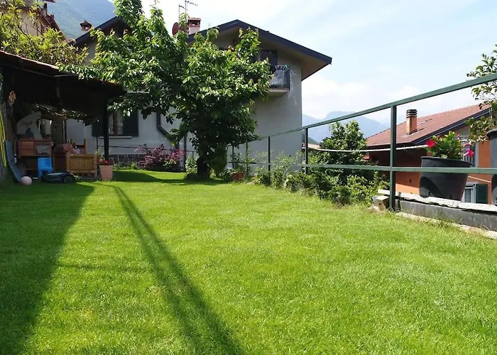 Semesterbostad Mella House Garden Relax *