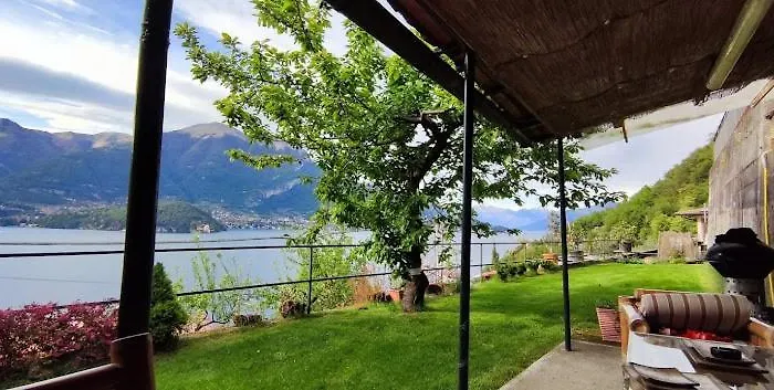 Semesterbostad Mella House Garden Relax