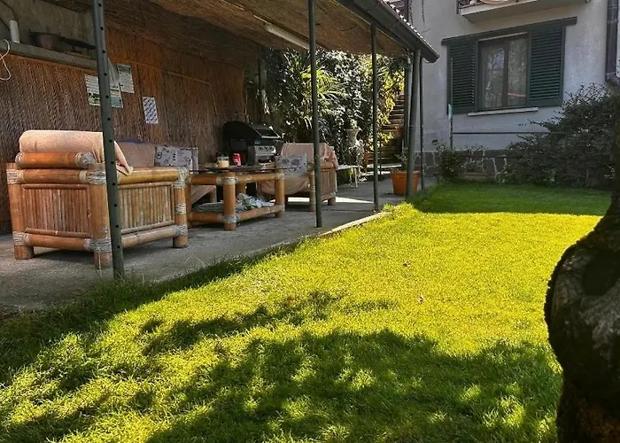 Semesterbostad Mella House Garden Relax Lezzeno